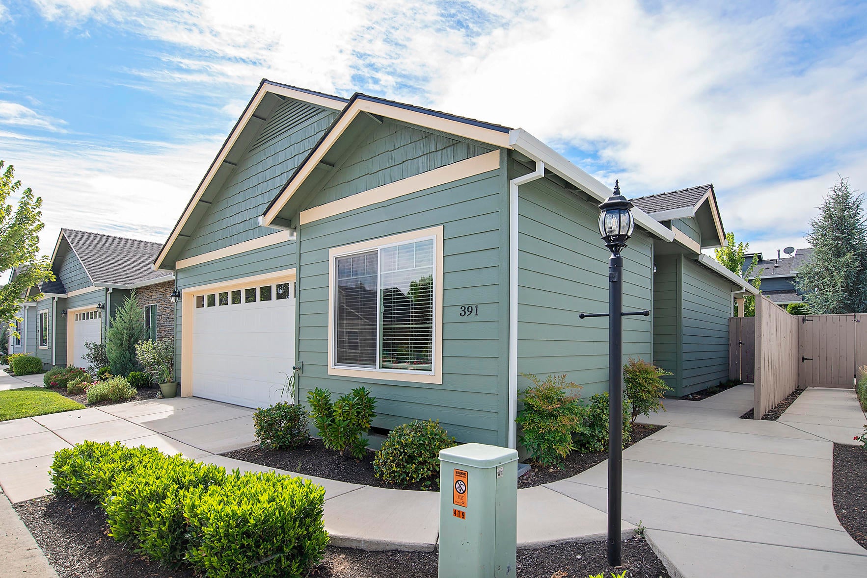 391 Live Oak Loop Central Point, OR 97502 - Photo 2 of 16 Live Oak_017