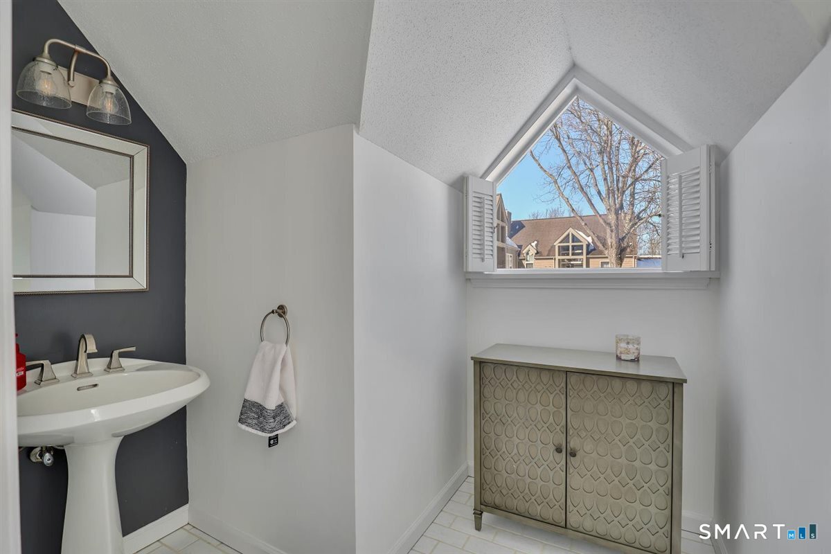 41 Timberwood Road, Unit 41 West Hartford, CT 06117 - Photo 7 of 33