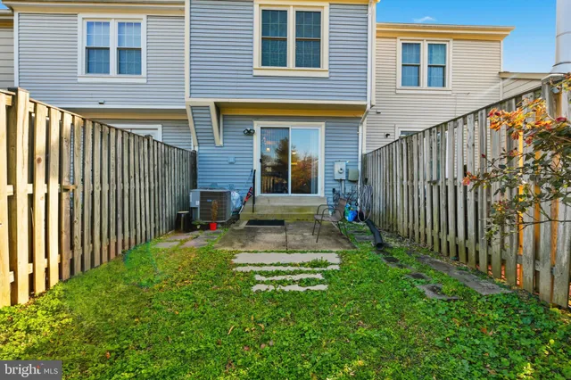 $2,900 | 2964 Kings Station Court, Alexandria, VA 22306