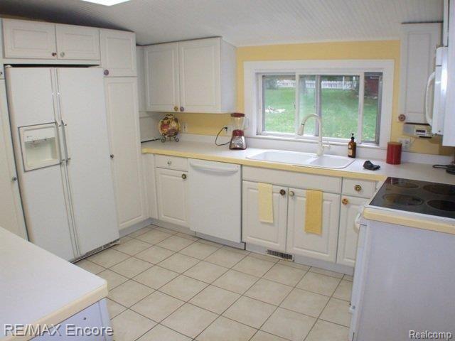 49 South Holcomb Road Clarkston, MI 48346 - Photo 10 of 25 GE Profile Appliances included