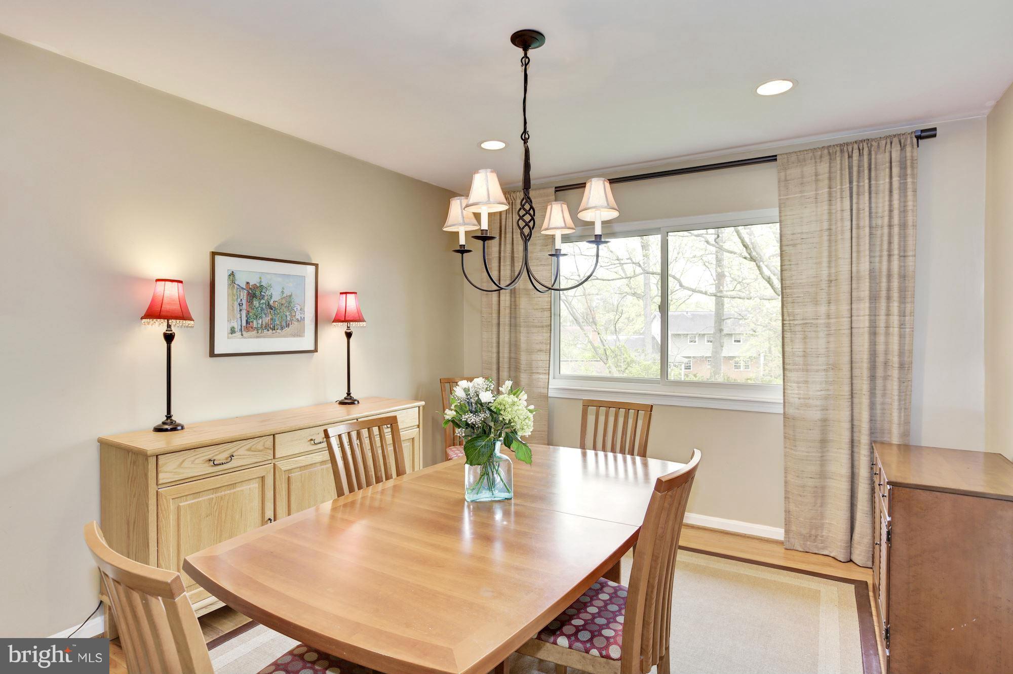 6007 Roxbury Avenue Springfield, VA 22152 - Photo 9 of 30 Imagine the family dinners in this room!