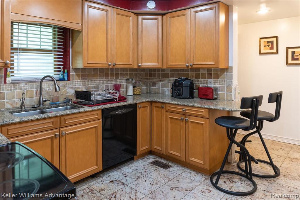 26073 Drake Road Farmington Hills, MI 48331 - Photo 14 of 39