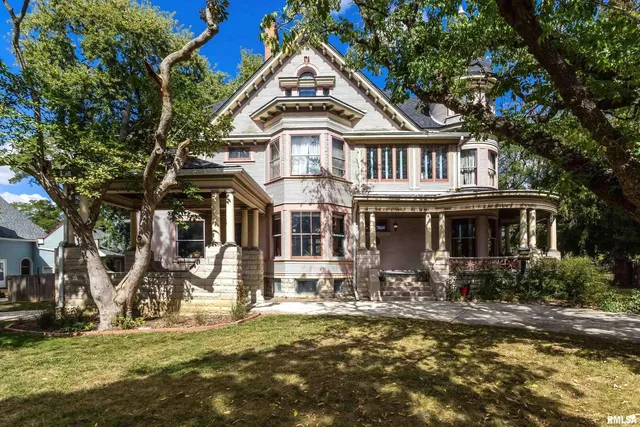 $360,000 | 1102 College Avenue, Davenport, IA 52803