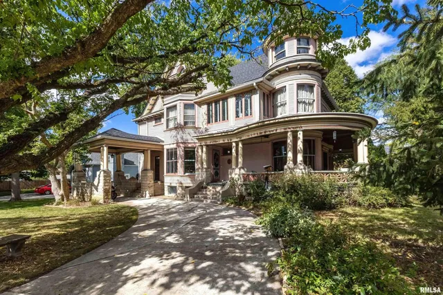 $360,000 | 1102 College Avenue, Davenport, IA 52803