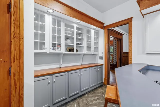 $360,000 | 1102 College Avenue, Davenport, IA 52803