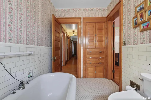 $360,000 | 1102 College Avenue, Davenport, IA 52803