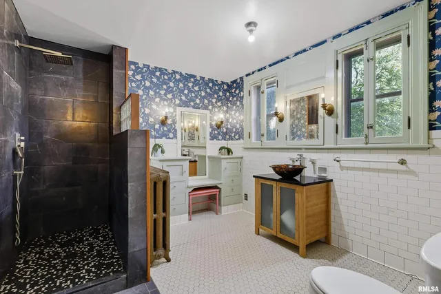 $360,000 | 1102 College Avenue, Davenport, IA 52803