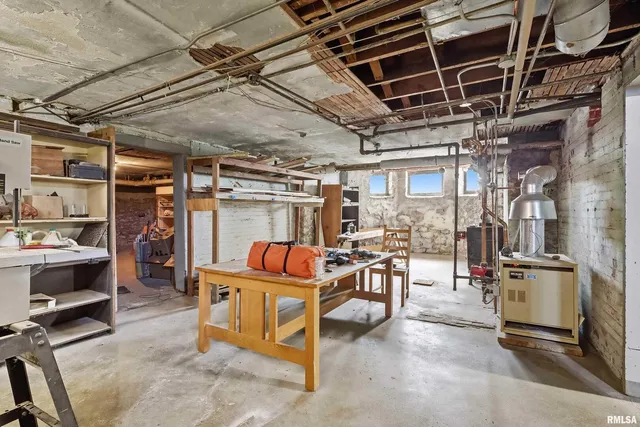 $360,000 | 1102 College Avenue, Davenport, IA 52803