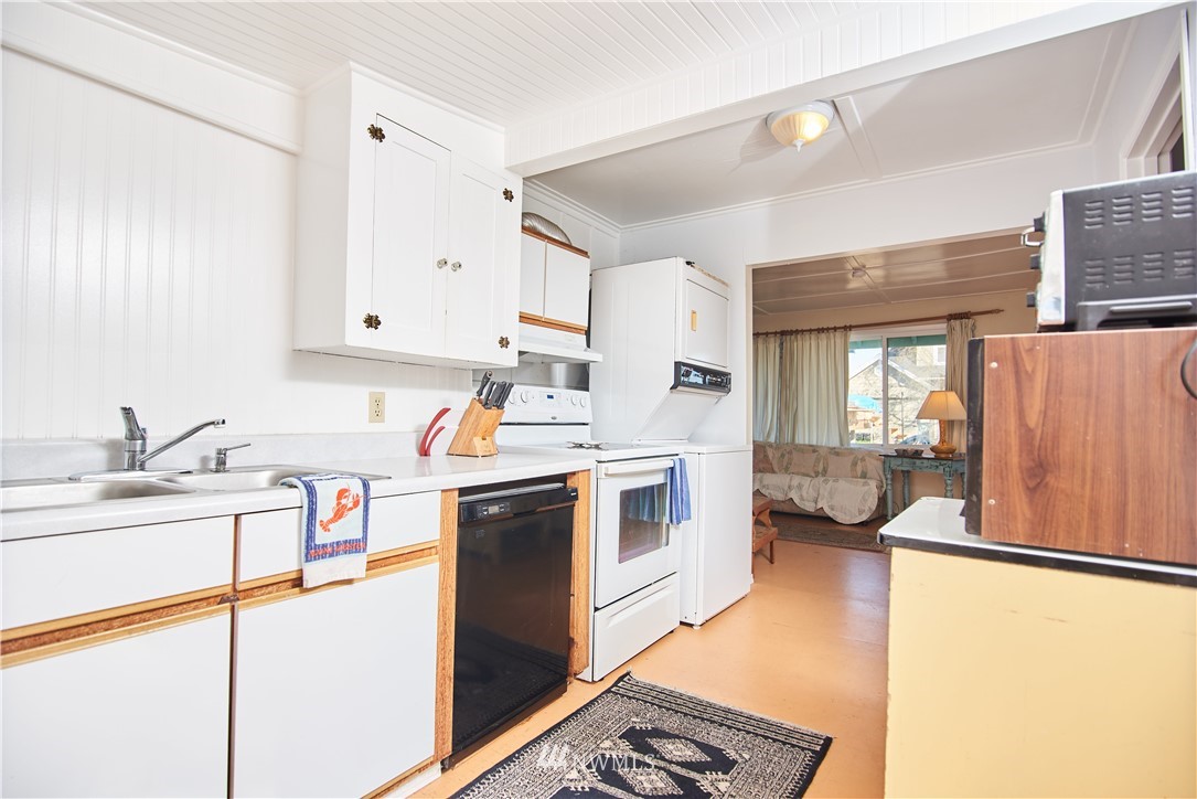 2157 Birch Street Point Roberts, WA 98281 - Photo 7 of 18 Gallery Image 7