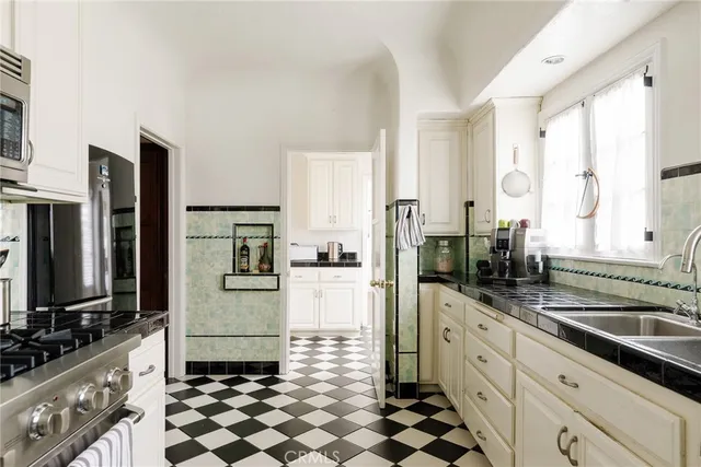 $2,999,999 | 7 South 37th Place, Long Beach, CA 90803