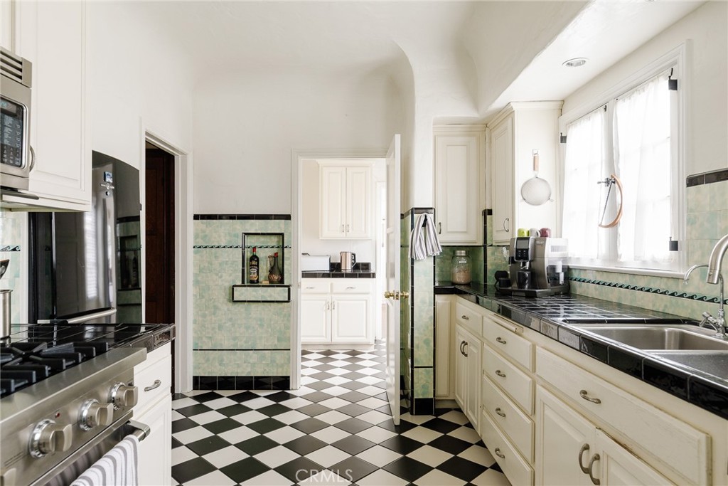 7 South 37th Place Long Beach, CA 90803 - Photo 15 of 52