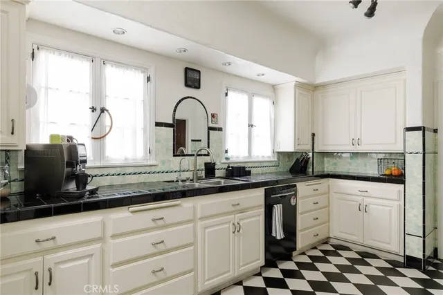 $2,999,999 | 7 South 37th Place, Long Beach, CA 90803