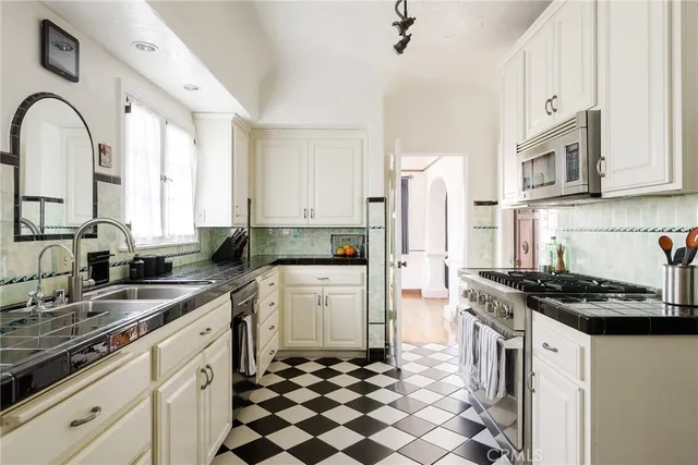 $2,999,999 | 7 South 37th Place, Long Beach, CA 90803