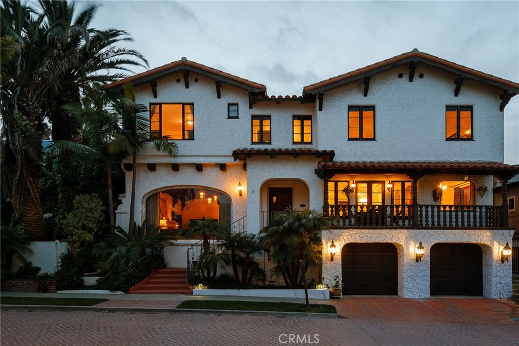7 South 37th Place Long Beach, CA 90803 - Photo 47 of 52 a front view of a house with a yard