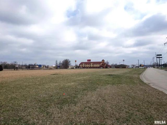 $800,000 | 130 North Hotze Road, Salem, IL 62881