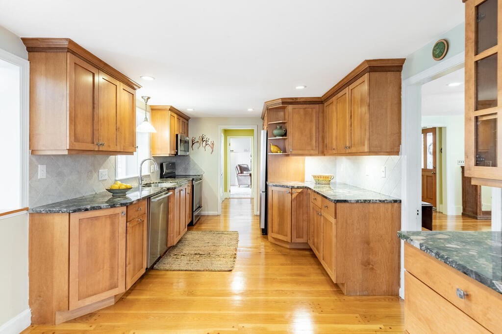 167 County Road Reading, MA 01867 - Photo 10 of 33 Gallery Image 10