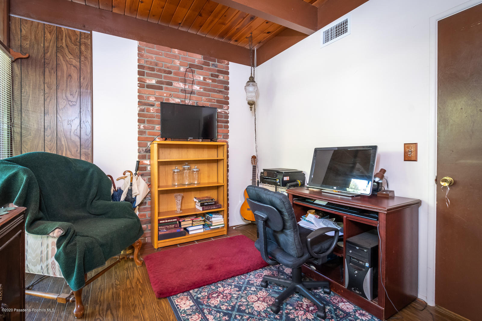 2311 Stonyvale Road Tujunga, CA 91042 - Photo 27 of 83 a livingroom with workspace and a couch