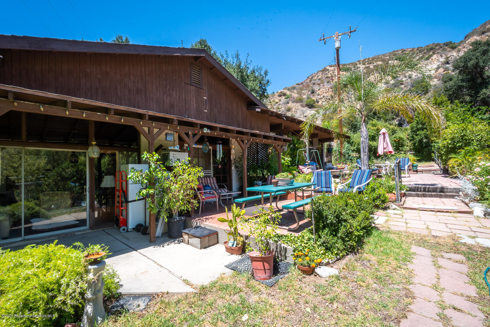 2311 Stonyvale Road Tujunga, CA 91042 - Photo 52 of 83 a view of a chairs and table in the patio