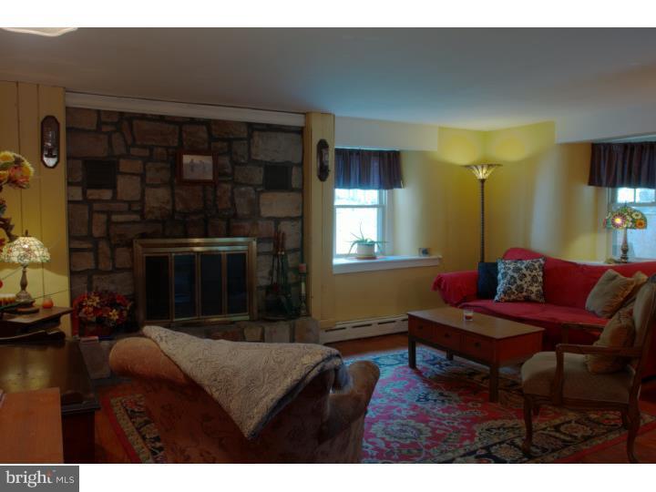 668 Point Road Wernersville, PA 19565 - Photo 6 of 25 Living Room