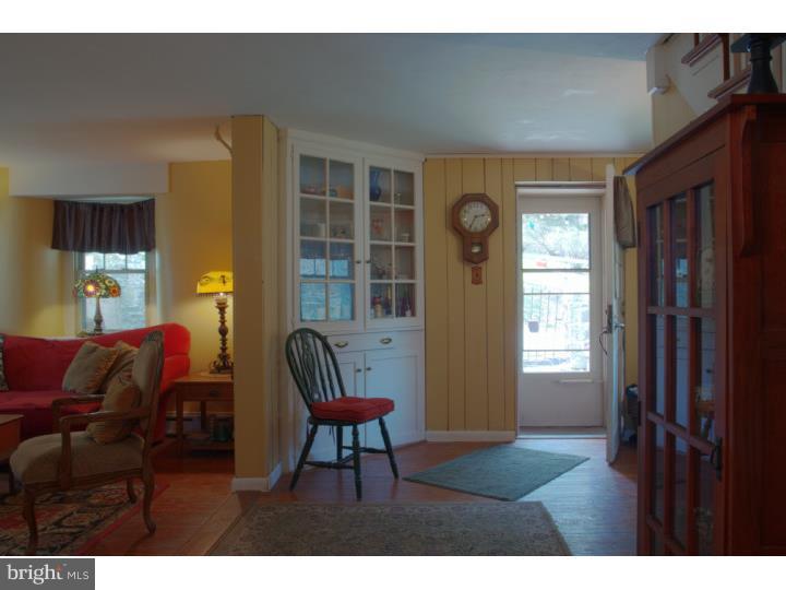 668 Point Road Wernersville, PA 19565 - Photo 7 of 25 Foyer