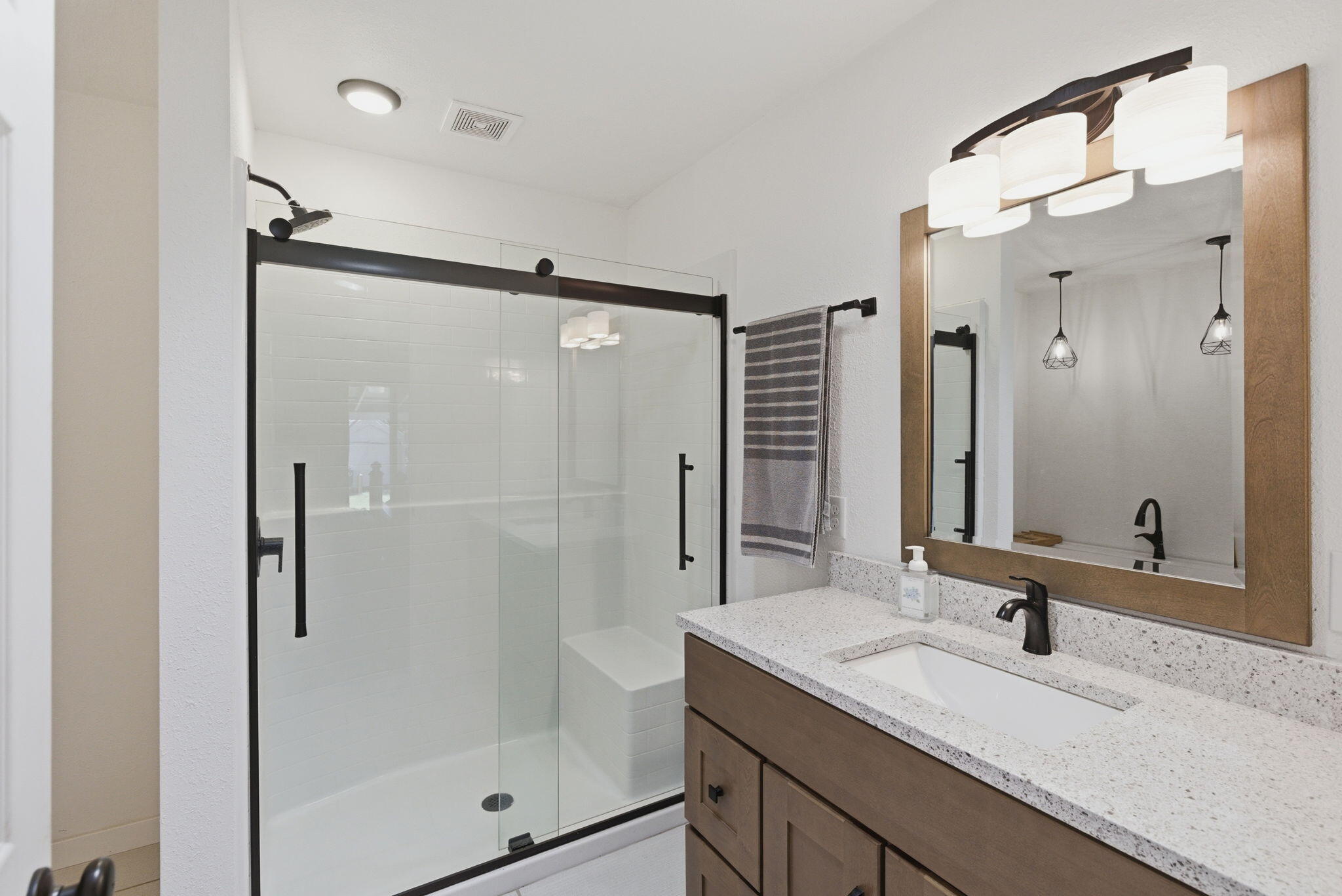 190 Spring Oak Way Merlin, OR 97532 - Photo 19 of 34 Primary Bathroom