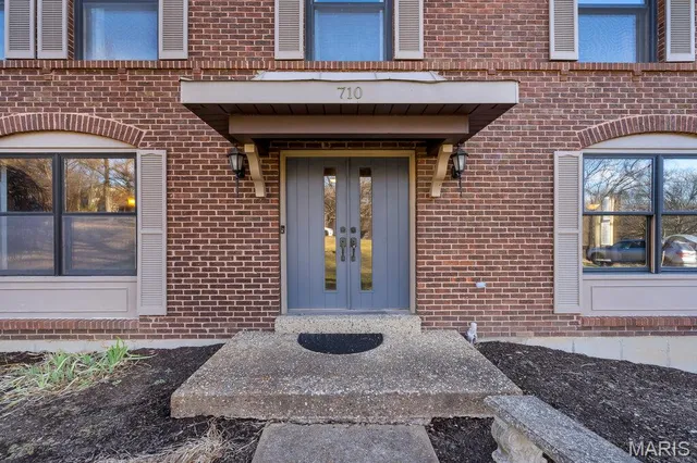 $725,000 | 710 Briarfarm Lane, Kirkwood, MO 63122