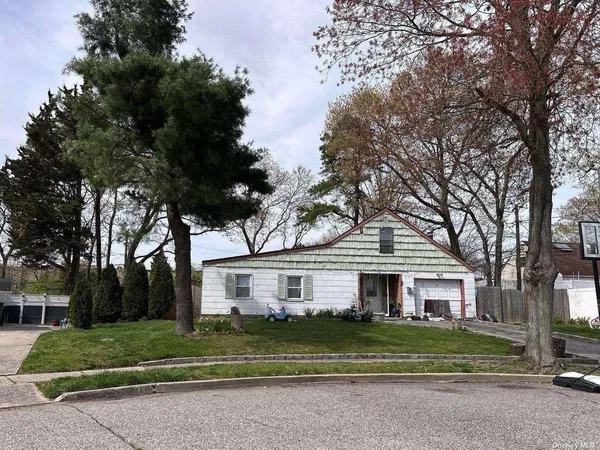 $499,900 | 3 Hillberry Circle, Holbrook, NY 11741