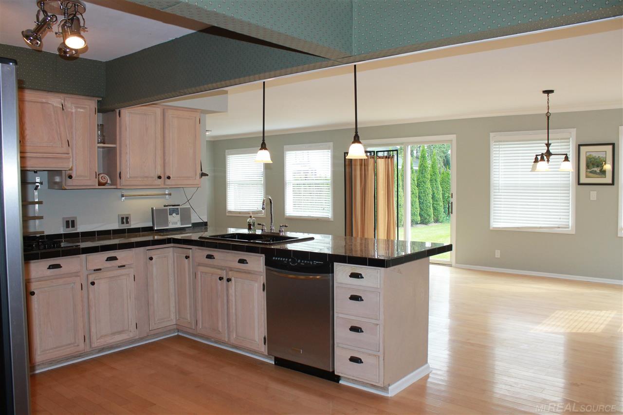 1071 Hampton Road Grosse Pointe Woods, MI 48236 - Photo 3 of 30
