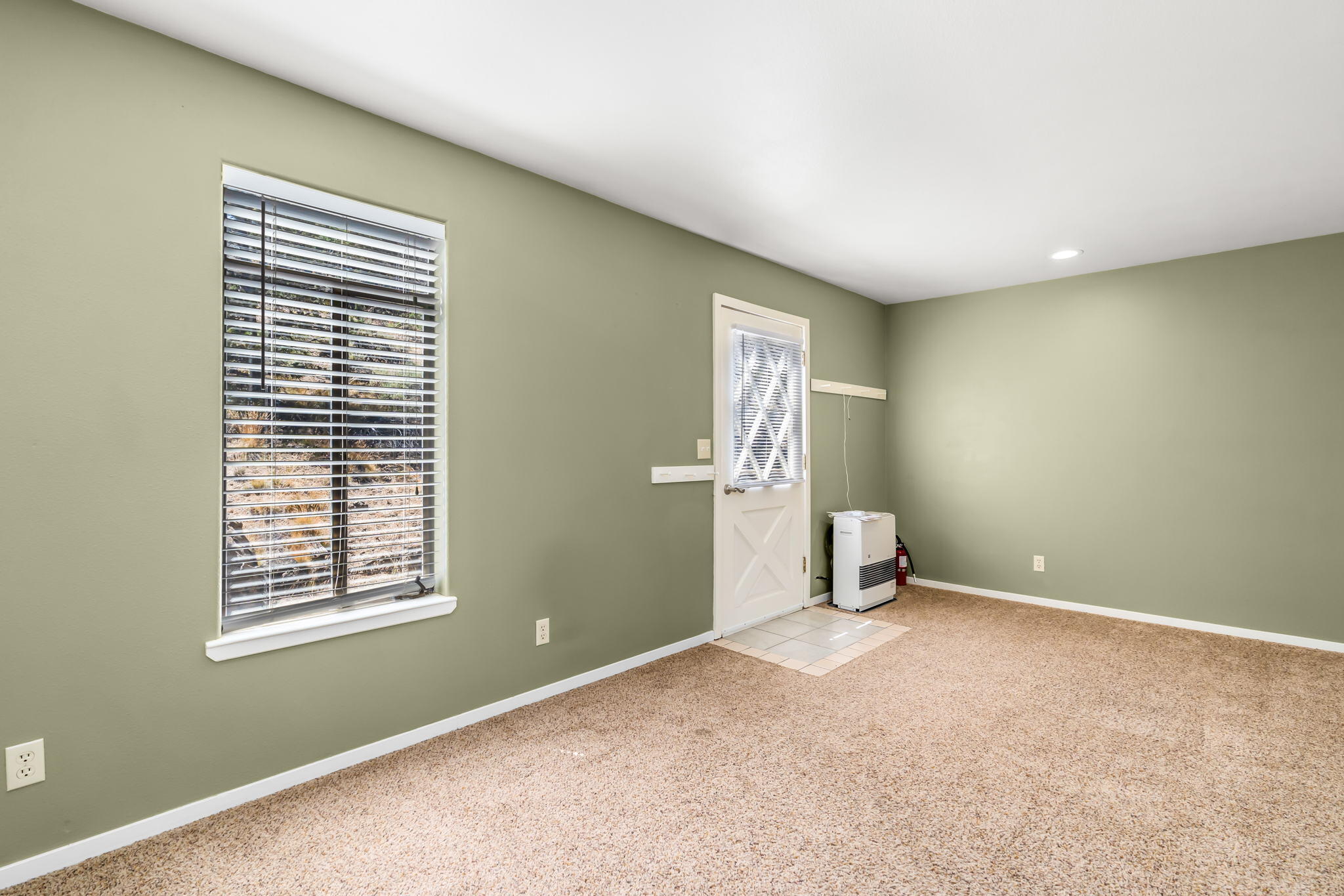 65161 Smokey Butte Road Bend, OR 97703 - Photo 37 of 45 an empty room with windows
