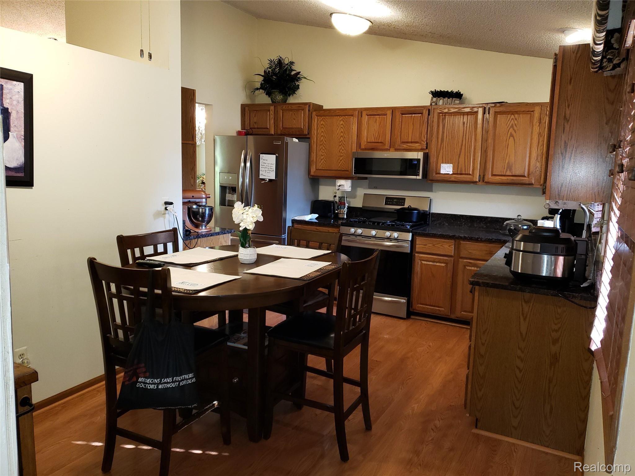 21970 River Ridge Trail, Unit 72 Farmington, MI 48335 - Photo 15 of 38 Kitchen, Nook 1