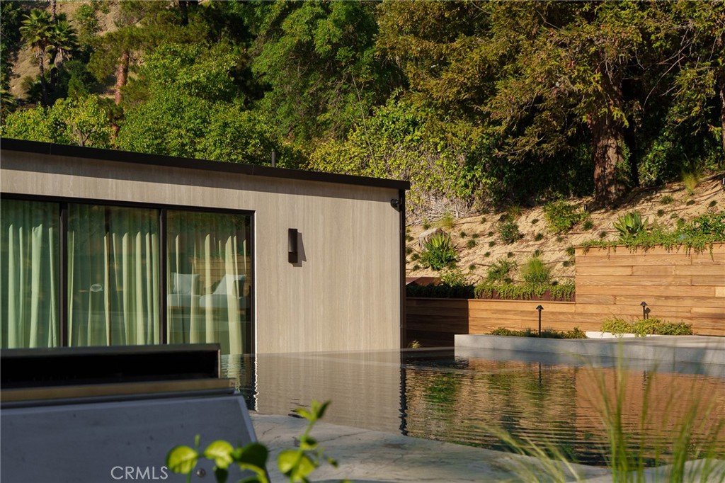 3187 Oakdell Road Studio City, CA 91604 - Photo 49 of 63 a view of a backyard