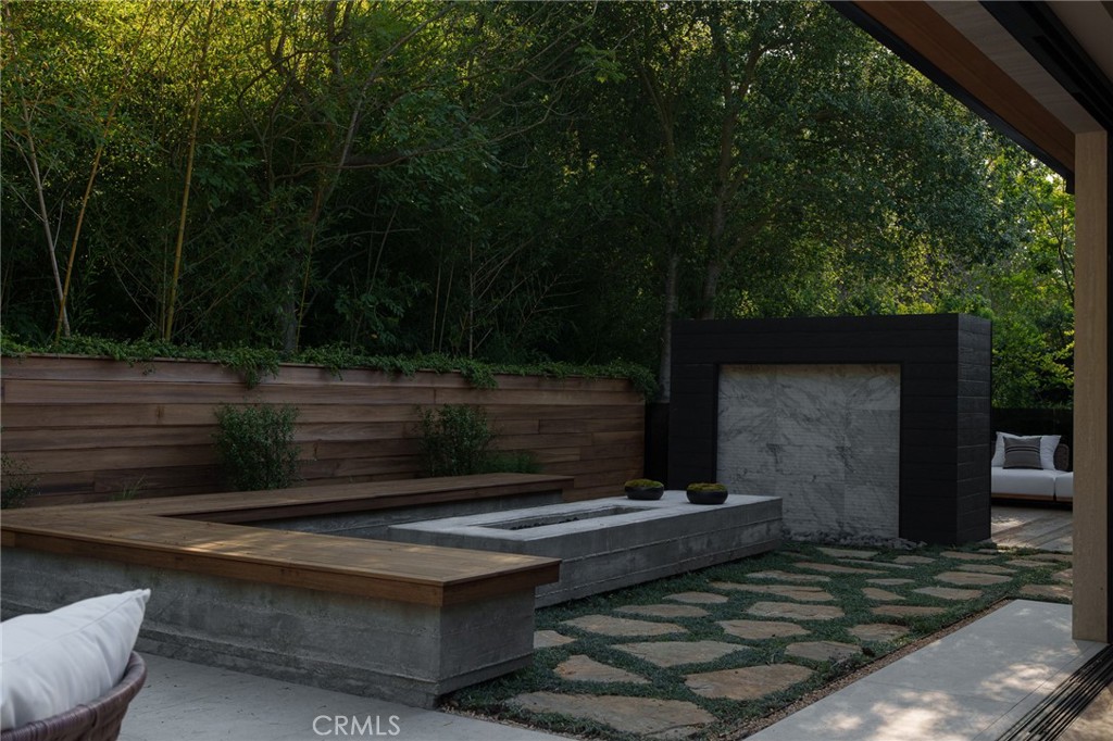 3187 Oakdell Road Studio City, CA 91604 - Photo 50 of 63 a view of a backyard with a barn