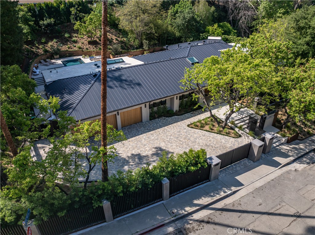 3187 Oakdell Road Studio City, CA 91604 - Photo 63 of 63 a view of a backyard with plants