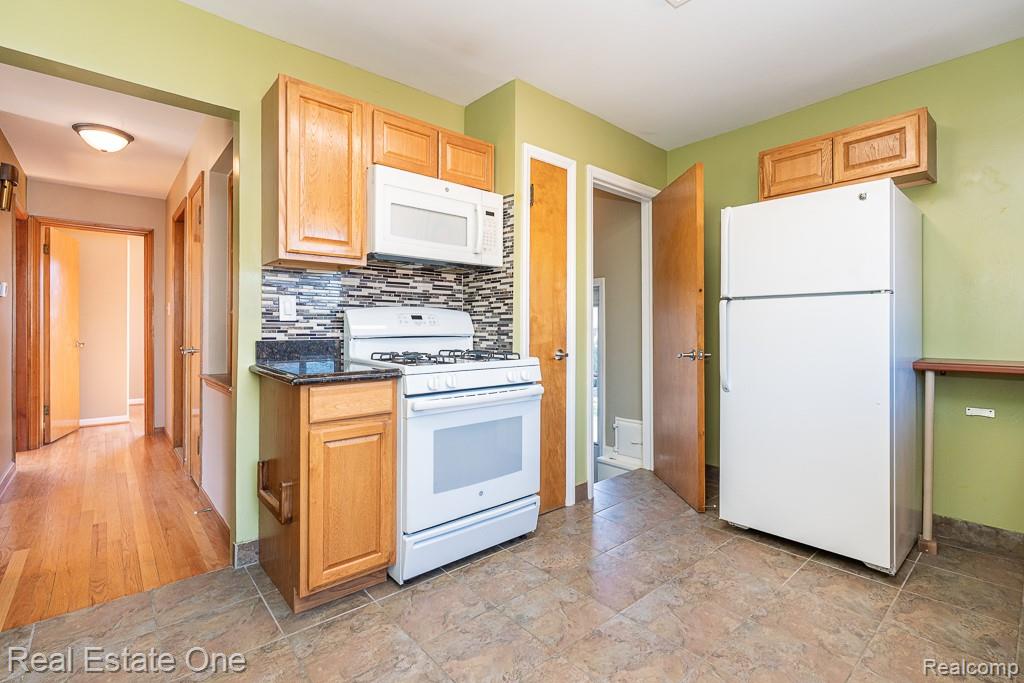 8272 Racine Road Warren, MI 48093 - Photo 12 of 46
