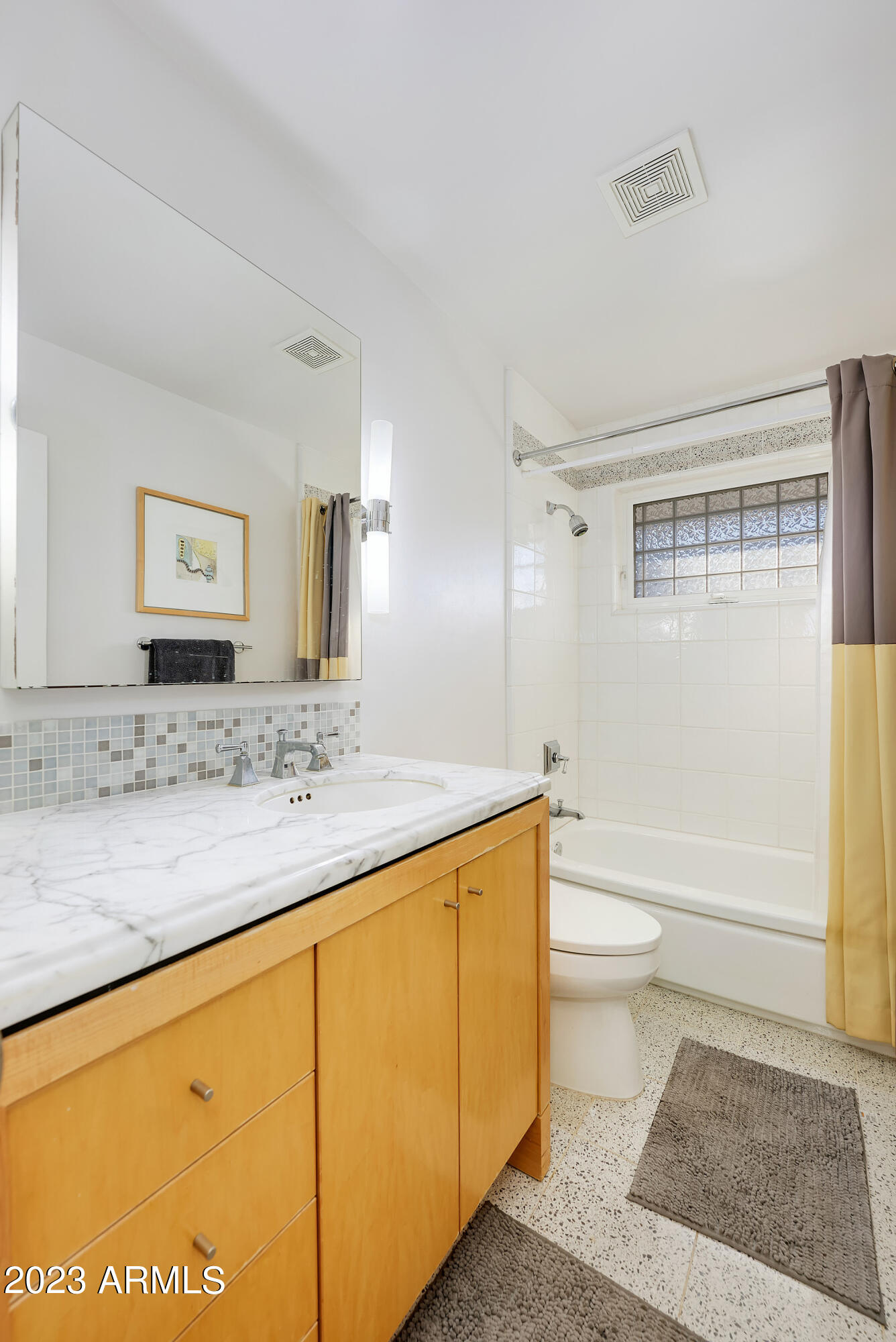 1203 West Colter Street Phoenix, AZ 85013 - Photo 14 of 20 Hallway Bathroom