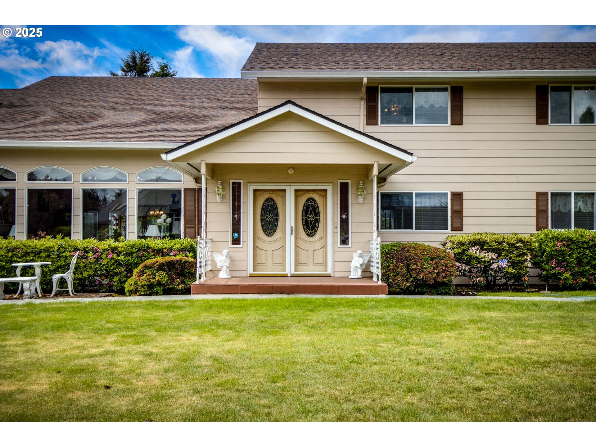 a view of a house with garden and yard