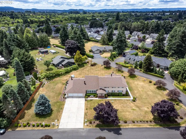 a black and white photo of a picture