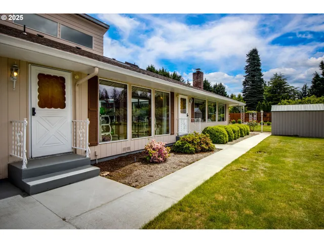 a view of a house with backyard and porch