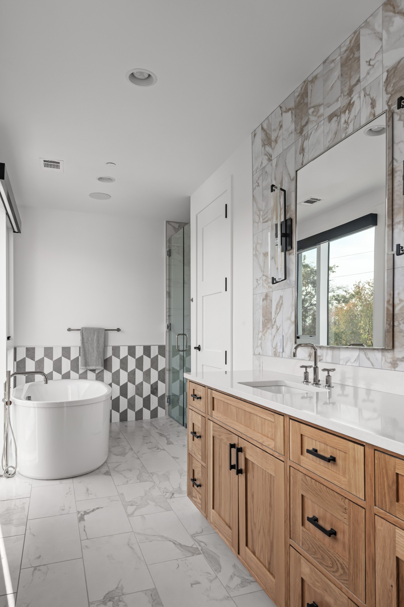 95 Leonard Avenue, Unit 8 Nashville, TN 37205 - Photo 27 of 36 a spacious bathroom with a double vanity sink mirror and bathtub