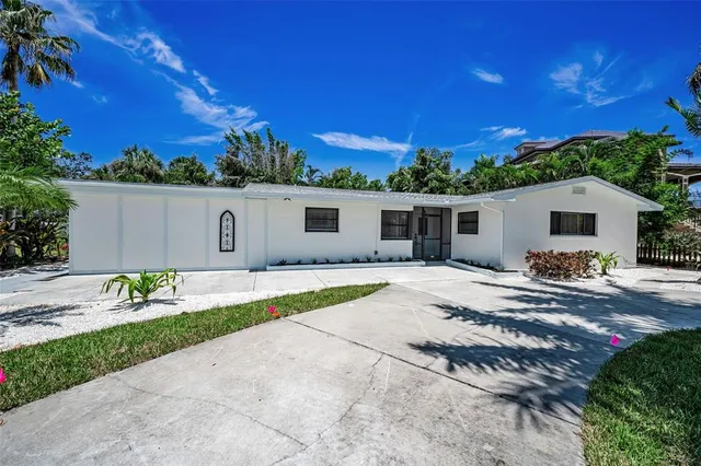 a view of a house with backyard and a tree