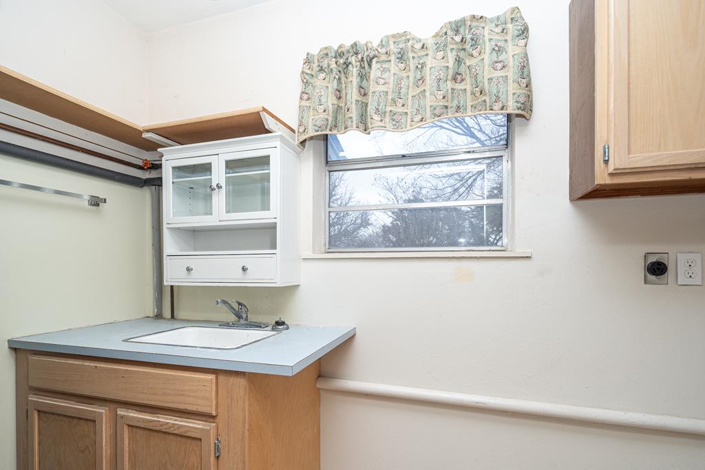 110 Sierra Road Kerrville, TX 78028 - Photo 9 of 31 a bathroom with a sink and a mirror