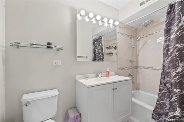 $164,900 | 9721 South Cicero Avenue, Unit 3C, Oak Lawn, IL 60453
