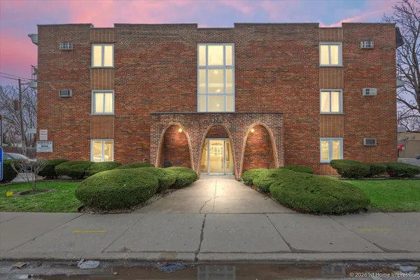 $164,900 | 9721 South Cicero Avenue, Unit 3C, Oak Lawn, IL 60453