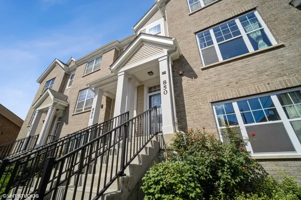 $3,300 | 850 Lexington Circle West, Des Plaines, IL 60016