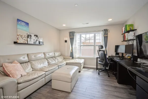 $3,300 | 850 Lexington Circle West, Des Plaines, IL 60016