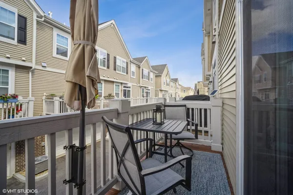 $3,300 | 850 Lexington Circle West, Des Plaines, IL 60016