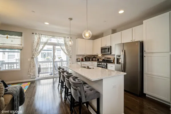 $3,300 | 850 Lexington Circle West, Des Plaines, IL 60016