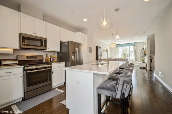 $3,300 | 850 Lexington Circle West, Des Plaines, IL 60016