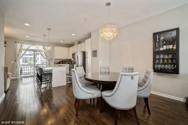$3,300 | 850 Lexington Circle West, Des Plaines, IL 60016