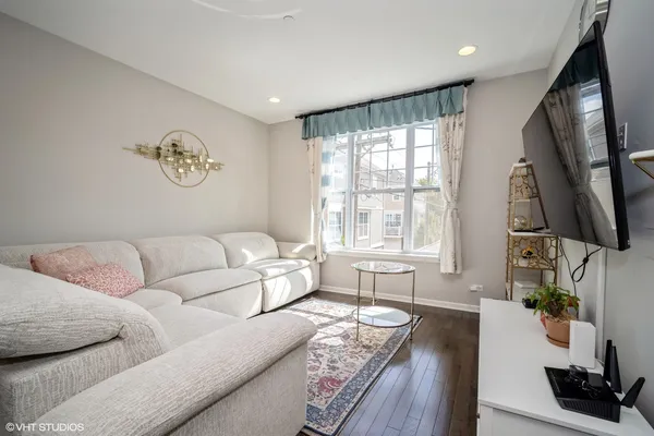 $3,300 | 850 Lexington Circle West, Des Plaines, IL 60016